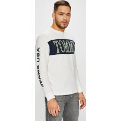 Tommy Jeans - Longsleeve. Koszulki męskie z długim rękawem marki Tommy Jeans. W wyprzedaży za 159.90 zł.