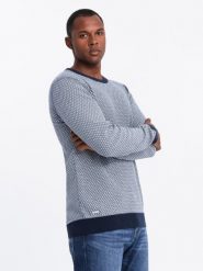 Dzianinowy sweter męski RELAXED FIT we wzory – granatowy V1 - Rozmiar: XL. Niebieskie swetry męskie Ombre Clothing, bez wzorów, z bawełny, bez kołnierzyka, bez ramiączek. W wyprzedaży za 69.99 zł.