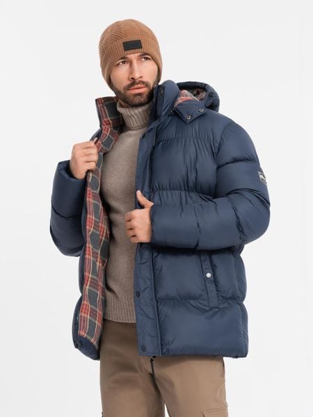 Kurtka męska puffer z podszewką w kratę – granatowa V1 - Rozmiar: S. Niebieskie kurtki męskie Ombre Clothing, m, z aplikacjami, z bawełny, bez ramiączek, bez kaptura. W wyprzedaży za 251.99 zł.