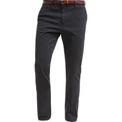Scotch & Soda STUART Chinosy night. Niebieskie eleganckie spodnie męskie Scotch & Soda, z bawełny. Za 389.00 zł.