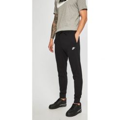 Nike Sportswear - Spodnie. Spodnie na co dzień męskie Nike Sportswear. Za 139.90 zł.