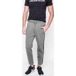 Review - Spodnie. Szare spodnie na co dzień męskie Review, z bawełny, casualowe. W wyprzedaży za 59.90 zł.