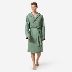 Szlafrok na basen męski Decathlon Compact z mikrofibry. Zielone szlafroki męskie Decathlon, m, bez wzorów, z materiału, z kapturem. Za 79.99 zł.