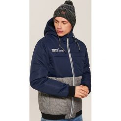 Dwukolorowa kurtka z kapturem - Granatowy. Kurtki męskie marki House. W wyprzedaży za 139.99 zł.