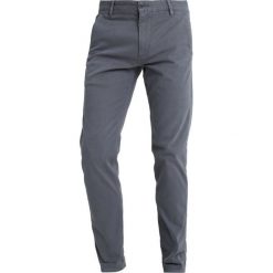 DOCKERS ALPHA CASUAL WASHED Spodnie materiałowe ombre blue. Niebieskie spodnie na co dzień męskie DOCKERS, z bawełny, casualowe. Za 399.00 zł.
