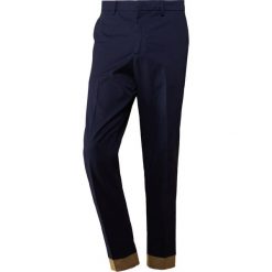 The Editor Chinosy dark blue. Eleganckie spodnie męskie marki The Editor. W wyprzedaży za 429.50 zł.