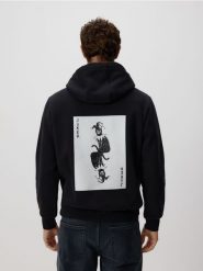 Bluza z nadrukiem na plecach - czarny. Czarne bluzy nierozpinane męskie Reserved, l, bez wzorów, z bawełny, bez ramiączek, bez kaptura. Za 149.99 zł.