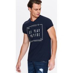 T-SHIRT MĘSKI W SEREK Z HAFTOWANĄ APLIKACJĄ I NADRUKIEM. Niebieskie t-shirty męskie TOP SECRET, l, z aplikacjami, z bawełny, bez kołnierzyka, bez ramiączek. W wyprzedaży za 19.99 zł.