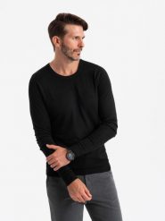 Męski klasyczny sweter z wiskozą BASIC z okrągłym dekoltem – czarny V2 - Rozmiar: L. Czarne swetry męskie Ombre Clothing, bez wzorów, z wiskozy, klasyczne, bez kołnierzyka, bez ramiączek. W wyprzedaży za 89.99 zł.