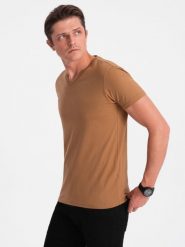 Klasyczna męska bawełniana koszulka z dekoltem w serek BASIC – brązowa V8 - Rozmiar: L. Brązowe t-shirty męskie Ombre Clothing, l, bez wzorów, z bawełny, bez kołnierzyka, bez ramiączek. W wyprzedaży za 24.99 zł.
