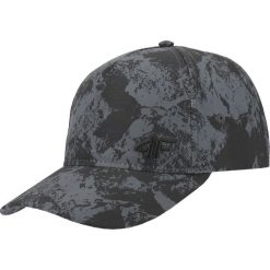 Czapka z daszkiem męska CAM004B - głęboka czerń allover. Czapki męskie 4f, bez wzorów, sportowe. W wyprzedaży za 29.99 zł.