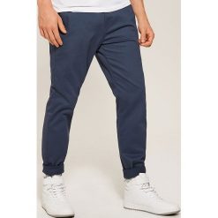 Spodnie typu chino - Niebieski. Niebieskie eleganckie spodnie męskie House. Za 99.99 zł.