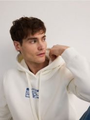Bluza z kapturem - złamana biel. Bluzy nierozpinane męskie Reserved, l, bez wzorów, z bawełny, bez ramiączek, z kapturem. W wyprzedaży za 49.99 zł.