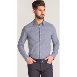 Biało-granatowa koszula Emporio Armani we wzór. Białe koszule męskie Emporio Armani, l, z aplikacjami, z bawełny, bez kołnierzyka, bez ramiączek. Za 259.60 zł.