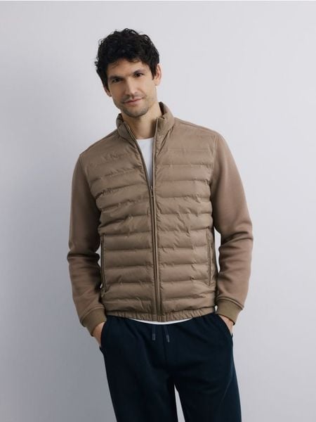 Kurtka bomberka ze stójką - beżowy. Brązowe kurtki męskie Reserved, l, bez wzorów, z bawełny, bez ramiączek, bez kaptura. Za 159.99 zł.