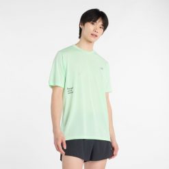 Koszulka męska New Balance MT53216LBN – zielona. Zielone t-shirty sportowe męskie New Balance, l, bez wzorów, z materiału, sportowe, bez ramiączek. Za 199.99 zł.