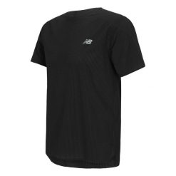 Koszulka męska New Balance MT51208BK – czarna. Czarne t-shirty sportowe męskie New Balance, m, bez wzorów, z lycry, sportowe, bez ramiączek. Za 399.99 zł.