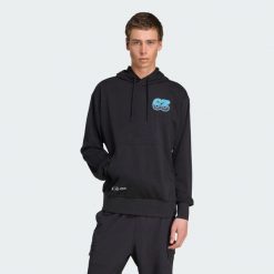 Bluza z kapturem Mercedes - AMG Petronas Formula One Team George Russell Graphic. Czarne bluzy nierozpinane męskie ADIDAS, l, bez wzorów, sportowe, bez ramiączek, z kapturem. Za 329.00 zł.