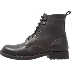 Eastland JAYCE Botki sznurowane black. Buty zimowe męskie marki Eastland. W wyprzedaży za 412.30 zł.
