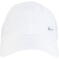 Czapka z daszkiem Nike NSW Dri-FIT Metal Swoosh. Białe czapki męskie Nike, bez wzorów, sportowe. Za 99.00 zł.