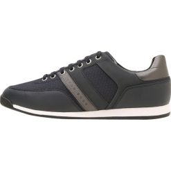 BOSS ATHLEISURE MAZE LOWP AIR Sneakersy niskie dark blue. Niebieskie trampki męskie BOSS ATHLEISURE, z materiału. W wyprzedaży za 440.30 zł.