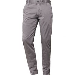 Emporio Armani Chinosy grigio carbone. Szare eleganckie spodnie męskie Emporio Armani, z bawełny. W wyprzedaży za 341.55 zł.