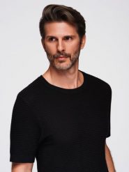 Męska strukturalna dzianinowa koszulka - czarna V3 - Rozmiar: XL. Czarne t-shirty męskie Ombre Clothing, m, bez wzorów, z dzianiny, bez kołnierzyka, bez ramiączek. W wyprzedaży za 119.99 zł.