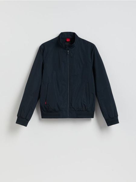 Kurtka bomberka ze stójką - granatowy. Niebieskie kurtki męskie Reserved, l, bez wzorów, z tkaniny, bez ramiączek, bez kaptura. Za 139.99 zł.