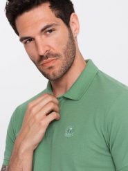 Męska jednokolorowa koszulka polo BASIC z dzianiny pique - zielona V11 OM-POBS-0100 3XL. Zielone koszulki polo męskie Ombre, m, bez wzorów, z dzianiny, bez kołnierzyka, bez ramiączek. Za 151.28 zł.