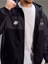 Wodoodporna kurtka color block z kapturem - czarny. Czarne kurtki męskie Sinsay, l, bez wzorów, bez ramiączek, z kapturem. Za 99.99 zł.