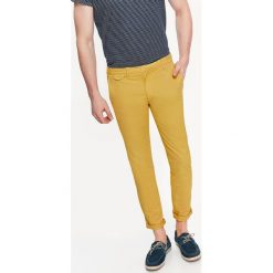 SPODNIE MĘSKIE CHINO O KROJU SLIM Z LEKKIM OPRANIEM. Eleganckie spodnie męskie marki TOP SECRET. W wyprzedaży za 49.99 zł.