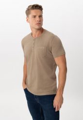 T-shirt z dekoltem na guziki T-WARU. Brązowe t-shirty męskie Volcano, m, bez wzorów, z bawełny, bez kołnierzyka, bez ramiączek. Za 59.99 zł.