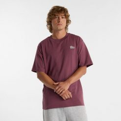 Koszulka męska New Balance MT51962FDP – bordowa. Czerwone t-shirty sportowe męskie New Balance, m, bez wzorów, z bawełny, klasyczne, bez ramiączek. Za 129.99 zł.