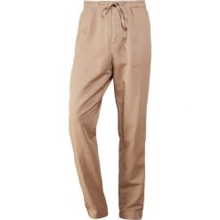 Essentiel Antwerp KYLE PANTS Spodnie materiałowe sand. Spodnie na co dzień męskie marki Essentiel Antwerp. W wyprzedaży za 409.50 zł.