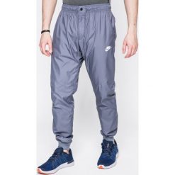 Nike Sportswear - Spodnie. Długie spodnie sportowe męskie marki Nike Sportswear. W wyprzedaży za 249.90 zł.