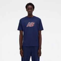 Koszulka męska New Balance MT41526NNY – granatowa. Niebieskie t-shirty sportowe męskie New Balance, m, bez wzorów, z bawełny, klasyczne, bez ramiączek. Za 49.99 zł.