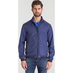 Granatowa męska bomberka Emporio Armani we wzór. Niebieskie kurtki męskie Emporio Armani, na lato, m, z aplikacjami, bez ramiączek, bez kaptura. Za 515.60 zł.
