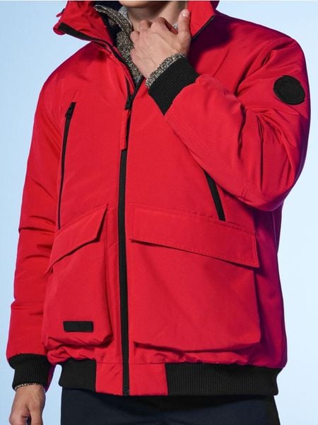 Ocieplana kurtka bomberka z kapturem - czerwony. Czerwone kurtki męskie Sinsay, l, bez wzorów, bez ramiączek, z kapturem. Za 159.99 zł.