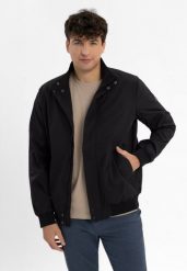 Lekka kurtka J-TEGABO. Czarne kurtki męskie Volcano, na jesień, l, bez wzorów, z dzianiny, klasyczne, bez ramiączek, bez kaptura. Za 279.99 zł.