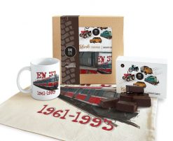 EN57 Regio — paczka (Zawartość paczki: koszulka - torba - kubek - słodycze; Rozmiar koszulki / bluzy: M (męska); Kolor koszulki / bluzy: jasnoszary me. Szare bluzy nierozpinane męskie nikiniki, m, bez wzorów, z bawełny, bez ramiączek, bez kaptura. Za 169.00 zł.