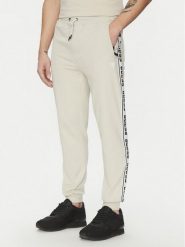 Guess Spodnie dresowe Z2YB19 K6ZS1 Écru Regular Fit. Spodnie dresowe męskie Guess, z aplikacjami, z bawełny. Za 209.99 zł.