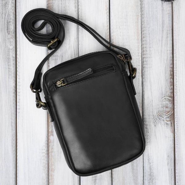 Saszetka męska skórzana na ramię czarna mała funkcjonalna Paolo Peruzzi IM-02-BL. Czarne saszetki męskie bez wzorów, ze skóry, małe. Za 104.55 zł.