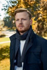 Elegancki szalik męski Brødrene s1 granatowy 9910. Niebieskie szaliki męskie bez wzorów, eleganckie. Za 53.90 zł.