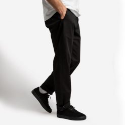 Spodnie chinos na deskorolkę CN500 Heavy czarne. Czarne eleganckie spodnie męskie Decathlon, bez wzorów, z bawełny, sportowe. Za 139.99 zł.