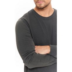 SWETER MĘSKI ZE STRUKTURALNEJ DZIANINY. Szare swetry męskie TOP SECRET, bez wzorów, z dzianiny, bez kołnierzyka, bez ramiączek. W wyprzedaży za 39.99 zł.