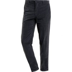 Polo Ralph Lauren FINE WALE Spodnie materiałowe olive. Spodnie na co dzień męskie marki Polo Ralph Lauren. W wyprzedaży za 425.40 zł.