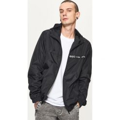 Kurtka typu wiatrówka - Czarny. Kurtki męskie Cropp. W wyprzedaży za 69.99 zł.