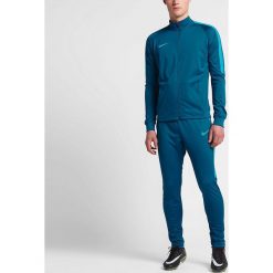 Nike Dres męski Football Track Suit niebieski r. M (807680 457). Komplety dresowe męskie marki Nike. Za 307.58 zł.