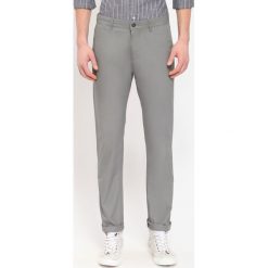 SPODNIE DŁUGIE MĘSKIE KLASYCZNE, CHINOSY. Eleganckie spodnie męskie marki TOP SECRET. W wyprzedaży za 49.99 zł.