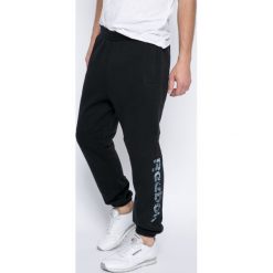 Reebok - Spodnie. Długie spodnie sportowe męskie marki Reebok. W wyprzedaży za 149.90 zł.